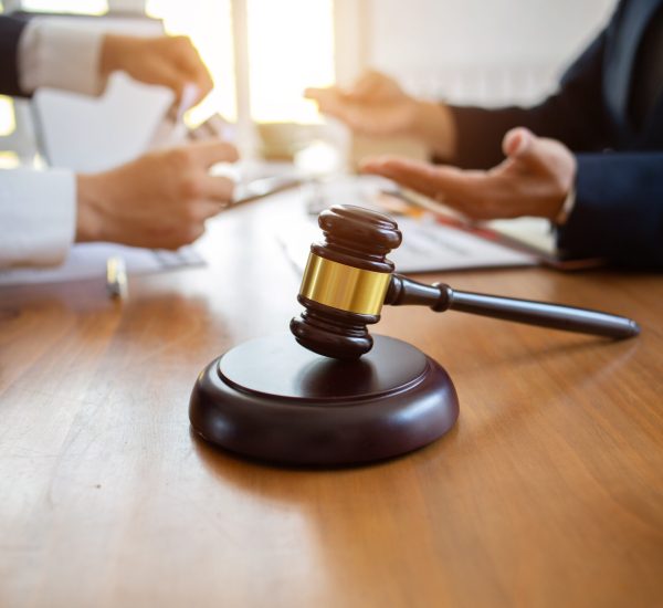 The lawyer is explaining the principles of law for people who come to listen to counseling to receive social justice.